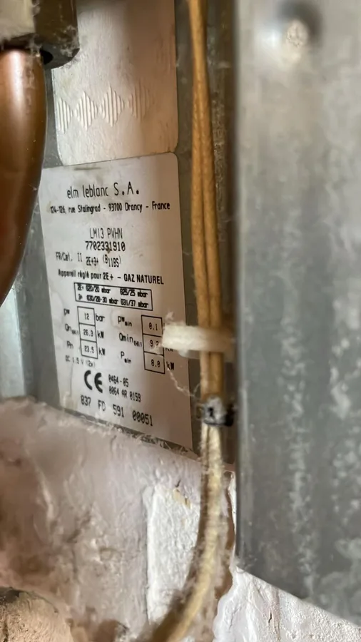 Plaque signalétique d'un chauffe-bain gaz ELM Leblanc