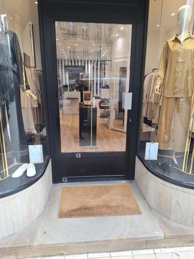 Porte vitrée de boutique après remplacement du vitrage